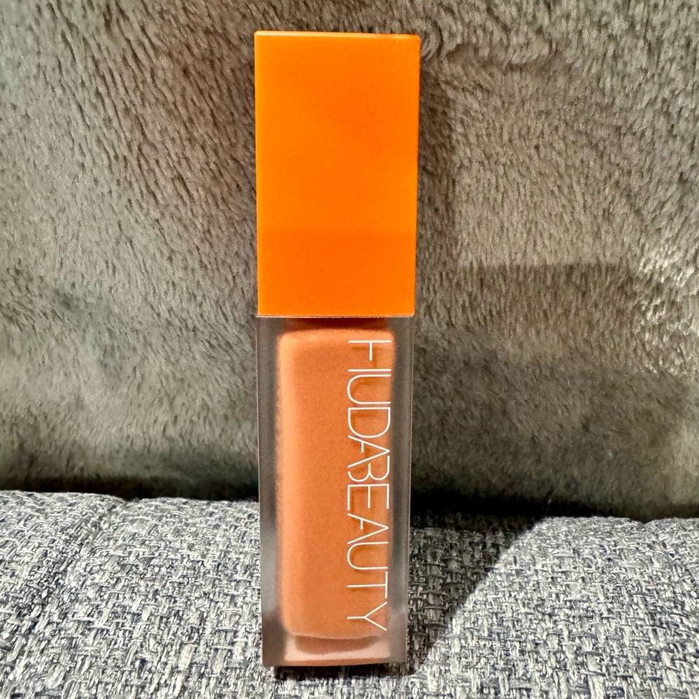 HUDA BEAUTY Faux filter under eye corrector